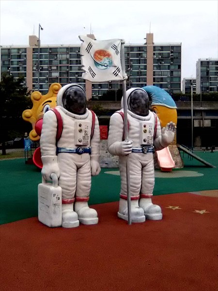на фото: И корейские космонавты